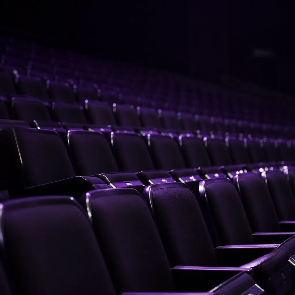 Butacas de una arena con luz violeta ambiental